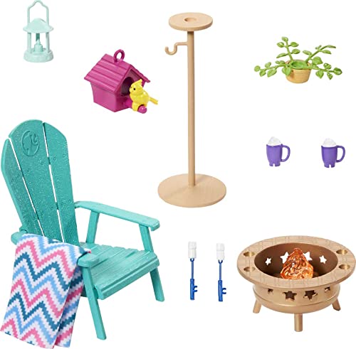 Barbie Muebles y accesorios, juego de decoración de casa de muñecas con patio trasero, hoguera, comedero para pájaros y casa para pájaros